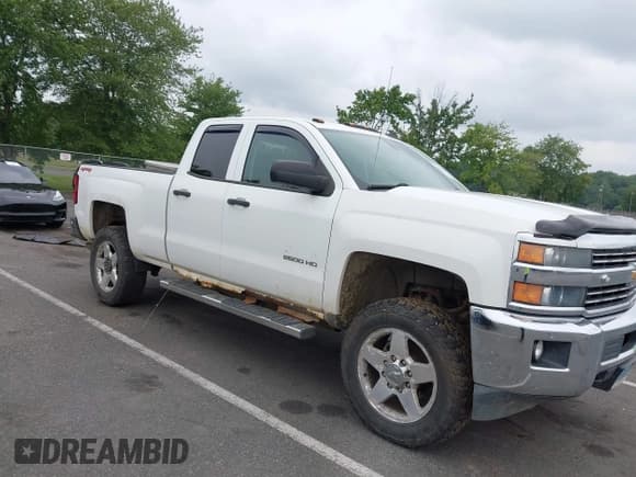 ✅ 2015 Chevrolet Silverado 2500HD LT • VIN: 1GC2KVEG6FZ100680 • Lot: 42928881. Wystawiony na IAAI z przebiegiem 286 834 mil. Bezpłatny archiwum sprzedaży aukcyjnych z USA i szczegółowy raport historii pojazdu na DreamBid. Zdjęcie 1.