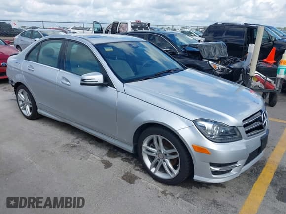 ✅ 2014 Mercedes-Benz C 250 Sport • VIN: WDDGF4HB1EA951907 • Lot: 42580563. Wystawiony na IAAI z przebiegiem 51 592 mil. Bezpłatny archiwum sprzedaży aukcyjnych z USA i szczegółowy raport historii pojazdu na DreamBid. Zdjęcie 1.