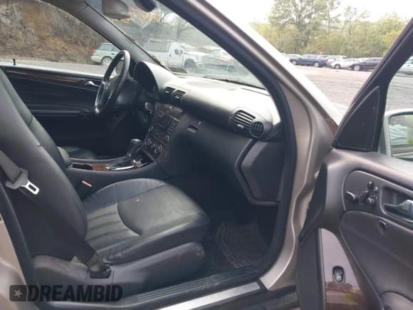 ✅ 2005 Mercedes-Benz C 320 • VIN: WDBRF84J55F585815 • Lot: 43134636. Wystawiony na IAAI z przebiegiem 109 429 mil. Bezpłatny archiwum sprzedaży aukcyjnych z USA i szczegółowy raport historii pojazdu na DreamBid. Zdjęcie 5.