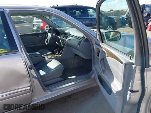 ✅ 2002 Mercedes-Benz E 320 • VIN: WDBJF65J22B493337 • Лот: 43214933. Опубликован ранее на IAAI с пробегом Не указан. Бесплатный доступ к архиву аукционных продаж из США и подробный отчёт об истории автомобиля на DreamBid. Изображение 5.