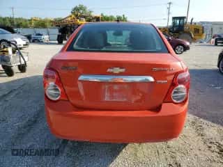 2013 Chevrolet Sonic LT z VIN 1G1JC5SB1D4211917, wystawiony jako Copart lot #65613574 z przebiegiem 171 294 mil mil oraz Szkoda całkowita • Salvage title. Historia ofert i sprzedaży dostępna na DreamBid. Obrazek 6.