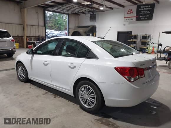 2015 Chevrolet Cruze LS z VIN 1G1PA5SH4F7209231, wystawiony jako IAAI lot #43335340 z przebiegiem 137 165 mil mil oraz . Historia ofert i sprzedaży dostępna na DreamBid. Obrazek 3.