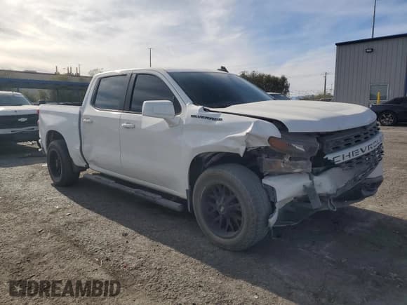 ✅ 2020 Chevrolet Silverado 1500 Custom • VIN: 1GCPWBEF2LZ144946 • Lot: 82609414. Wystawiony na Copart z przebiegiem 57 886 mil. Bezpłatny archiwum sprzedaży aukcyjnych z USA i szczegółowy raport historii pojazdu na DreamBid. Zdjęcie 4.
