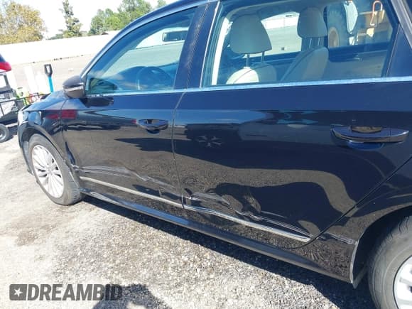 ✅ 2017 Volkswagen Passat SE • VIN: 1VWBT7A35HC011116 • Lot: 43559854. Wystawiony na IAAI z przebiegiem 86 748 mil. Bezpłatny archiwum sprzedaży aukcyjnych z USA i szczegółowy raport historii pojazdu na DreamBid. Zdjęcie 6.