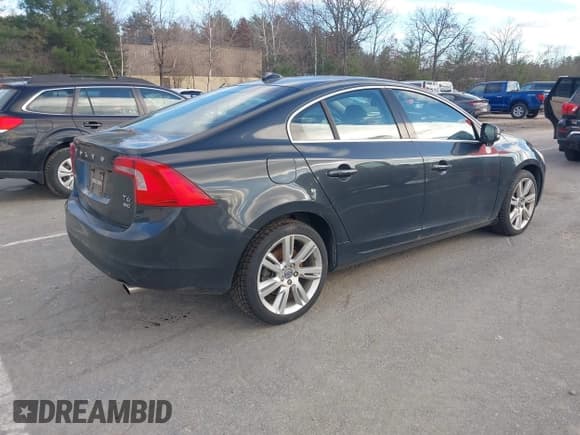 ✅ 2013 Volvo S60 T6 R-Design Platinum • VIN: YV1902FH5D1220423 • Lot: 43694301. Wystawiony na IAAI z przebiegiem 141 117 mil. Bezpłatny archiwum sprzedaży aukcyjnych z USA i szczegółowy raport historii pojazdu na DreamBid. Zdjęcie 4.