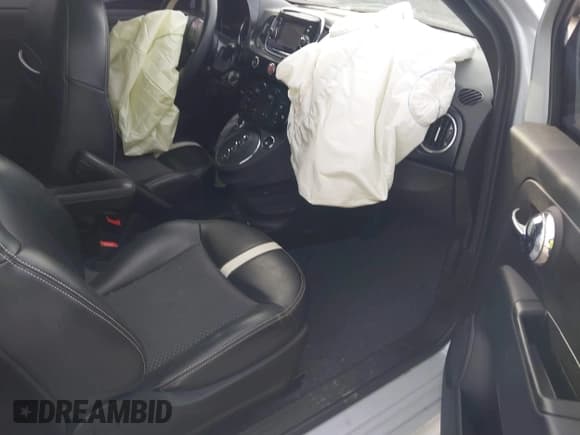 ✅ 2017 FIAT 500e • VIN: 3C3CFFGE2HT557785 • Lot: 41588600. Wystawiony na IAAI z przebiegiem 76 300 mil. Bezpłatny archiwum sprzedaży aukcyjnych z USA i szczegółowy raport historii pojazdu na DreamBid. Zdjęcie 5.