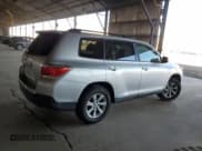 ✅ 2013 Toyota Highlander SE • VIN: 5TDZK3EHXDS122367 • Лот: 84025535. Опубликован ранее на Copart с пробегом 140 724 миль. Бесплатный доступ к архиву аукционных продаж из США и подробный отчёт об истории автомобиля на DreamBid. Изображение 3.