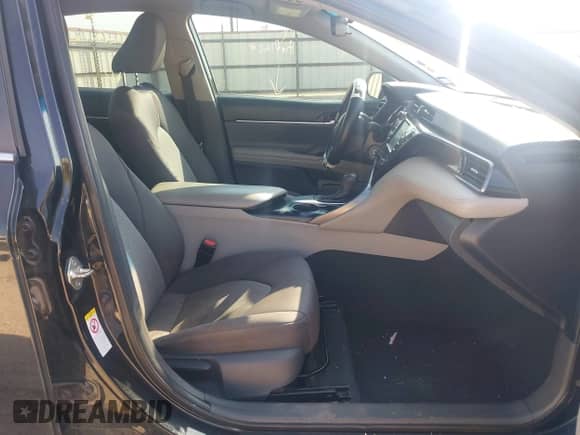 2019 Toyota Camry LE z VIN 4T1B11HK9KU725556, wystawiony jako IAAI lot #42922588 z przebiegiem 138 969 mil mil oraz . Historia ofert i sprzedaży dostępna na DreamBid. Obrazek 5.