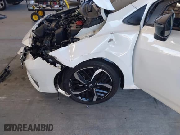 ✅ 2023 Nissan Versa SR • VIN: 3N1CN8FV2PL810777 • Lot: 43516285. Wystawiony na IAAI z przebiegiem 11 332 mil. Bezpłatny archiwum sprzedaży aukcyjnych z USA i szczegółowy raport historii pojazdu na DreamBid. Zdjęcie 6.