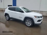 ✅ 2023 Jeep Compass Altitude • VIN: 3C4NJDBN6PT553753 • Lot: 90745885. Wystawiony na Copart z przebiegiem 9 326 mil. Bezpłatny archiwum sprzedaży aukcyjnych z USA i szczegółowy raport historii pojazdu na DreamBid. Zdjęcie 4.