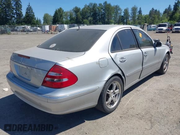 ✅ 2005 Mercedes-Benz E 320 • VIN: WDBUF65J65A618041 • Lot: 42691730. Wystawiony na IAAI z przebiegiem 181 340 mil. Bezpłatny archiwum sprzedaży aukcyjnych z USA i szczegółowy raport historii pojazdu na DreamBid. Zdjęcie 4.