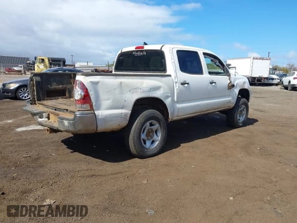 ✅ 2015 Toyota Tacoma • VIN: 5TFLU4EN0FX137548 • Лот: 43586458. Опубликован ранее на IAAI с пробегом 215 829 миль. Бесплатный доступ к архиву аукционных продаж из США и подробный отчёт об истории автомобиля на DreamBid. Изображение 4.
