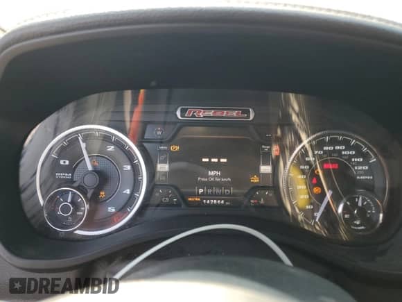 2020 Ram 1500 Rebel z VIN 1C6SRFLM5LN231149, wystawiony jako Copart lot #63299045 z przebiegiem 142 864 mil mil oraz Szkoda całkowita • Salvage title. Historia ofert i sprzedaży dostępna na DreamBid. Obrazek 9.