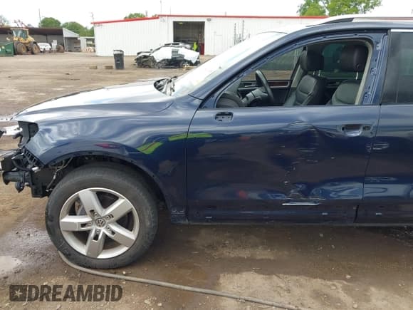 ✅ 2011 Volkswagen Touareg Sport • VIN: WVGFF9BP0BD002958 • Lot: 42281009. Listed on IAAI with 147,801 mi. Free auction sales archive from the USA and detailed vehicle history report at DreamBid. Image 18.