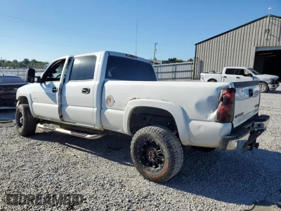 ✅ 2005 Chevrolet Silverado 2500HD LS • VIN: 1GCHK23275F851139 • Lot: 86620585. Wystawiony na Copart z przebiegiem Nie podano. Bezpłatny archiwum sprzedaży aukcyjnych z USA i szczegółowy raport historii pojazdu na DreamBid. Zdjęcie 2.