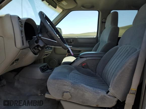 ✅ 2000 Chevrolet Blazer LS • VIN: 1GNDT13W8YK147172 • Lot: 55342445. Wystawiony na Copart z przebiegiem 203 825 mil. Bezpłatny archiwum sprzedaży aukcyjnych z USA i szczegółowy raport historii pojazdu na DreamBid. Zdjęcie 7.