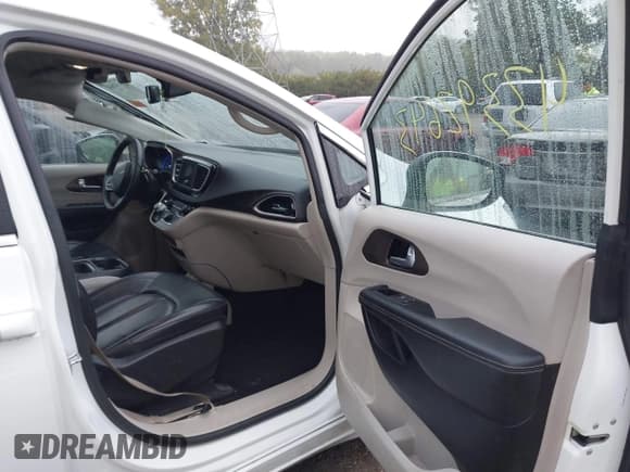 ✅ 2020 Chrysler Voyager LXi • VIN: 2C4RC1DG1LR264995 • Лот: 43392643. Опубликован ранее на IAAI с пробегом 138 042 миль. Бесплатный доступ к архиву аукционных продаж из США и подробный отчёт об истории автомобиля на DreamBid. Изображение 5.