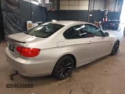 ✅ 2011 BMW 3 Series 335i xDrive • VIN: WBAKF9C56BE261882 • Лот: 42393269. Опубликован ранее на IAAI с пробегом 131 000 миль. Бесплатный доступ к архиву аукционных продаж из США и подробный отчёт об истории автомобиля на DreamBid. Изображение 4.