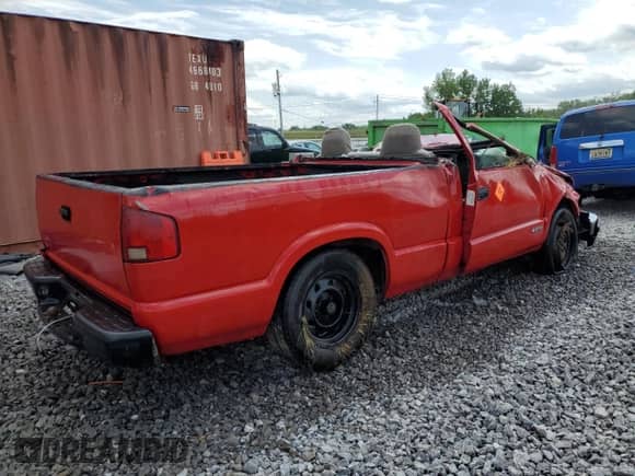 2002 Chevrolet S-10 LS with VIN 1GCCS145328258732, listed as a Copart auction lot 57814185 with Not provided miles and Non repairable. Bid and sale history available at DreamBid. Image 3.