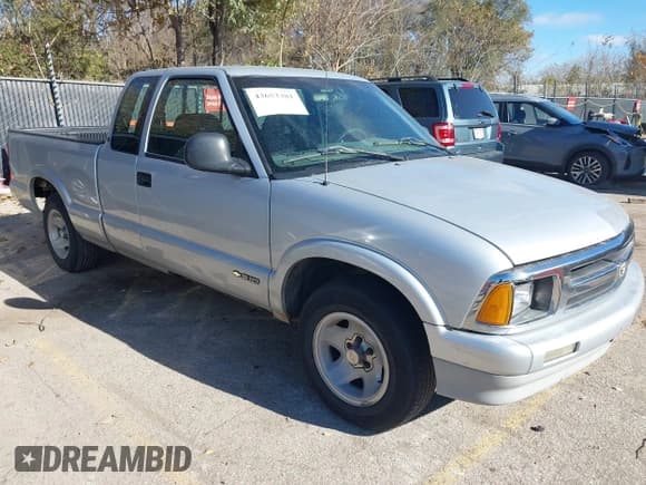 ✅ 1997 Chevrolet S-10 LS • VIN: 1GCCS19X1VK133746 • Лот: 43653381. Опубликован ранее на IAAI с пробегом 139 104 миль. Бесплатный доступ к архиву аукционных продаж из США и подробный отчёт об истории автомобиля на DreamBid. Изображение 1.