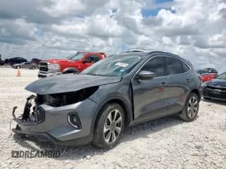 ✅ 2023 Ford Escape Platinum • VIN: 1FMCU9JZ6PUA47857 • Лот: 62785015. Опубликован ранее на Copart с пробегом Не указан. Бесплатный доступ к архиву аукционных продаж из США и подробный отчёт об истории автомобиля на DreamBid. Изображение 1.