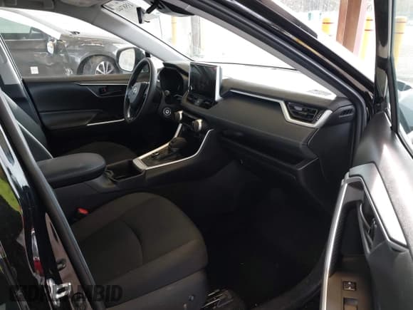 ✅ 2023 Toyota RAV4 Hybrid LE • VIN: 4T3MWRFV5PU082675 • Lot: 43587446. Wystawiony na IAAI z przebiegiem 25 420 mil. Bezpłatny archiwum sprzedaży aukcyjnych z USA i szczegółowy raport historii pojazdu na DreamBid. Zdjęcie 5.