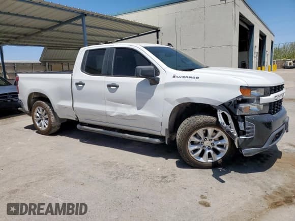 ✅ 2020 Chevrolet Silverado 1500 Custom • VIN: 1GCRWBEK3LZ315130 • Lot: 57271075. Wystawiony na Copart z przebiegiem 69 840 mil. Bezpłatny archiwum sprzedaży aukcyjnych z USA i szczegółowy raport historii pojazdu na DreamBid. Zdjęcie 4.