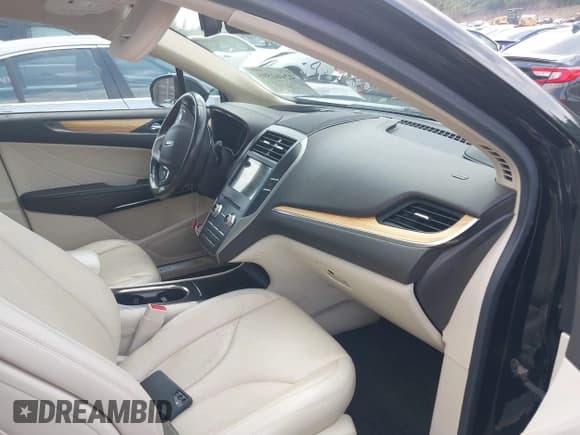 ✅ 2016 Lincoln MKC Select • VIN: 5LMCJ2D97GUJ26611 • Lot: 42462595. Wystawiony na IAAI z przebiegiem Nie podano. Bezpłatny archiwum sprzedaży aukcyjnych z USA i szczegółowy raport historii pojazdu na DreamBid. Zdjęcie 5.