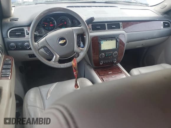 ✅ 2010 Chevrolet Suburban LTZ • VIN: 1GNUKKE36AR216773 • Lot: 74616484. Wystawiony na Copart z przebiegiem 247 900 mil. Bezpłatny archiwum sprzedaży aukcyjnych z USA i szczegółowy raport historii pojazdu na DreamBid. Zdjęcie 8.