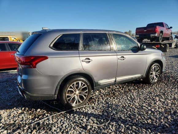 ✅ 2018 Mitsubishi Outlander ES • VIN: JA4AZ3A31JZ058128 • Lot: 92112545. Wystawiony na Copart z przebiegiem 96 408 mil. Bezpłatny archiwum sprzedaży aukcyjnych z USA i szczegółowy raport historii pojazdu na DreamBid. Zdjęcie 3.