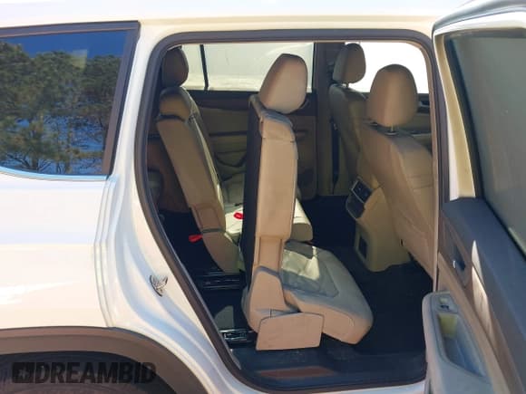 ✅ 2024 Volkswagen Atlas SE • VIN: 1V2DR2CA2RC546428 • Lot: 42674887. Wystawiony na IAAI z przebiegiem Nie podano. Bezpłatny archiwum sprzedaży aukcyjnych z USA i szczegółowy raport historii pojazdu na DreamBid. Zdjęcie 8.