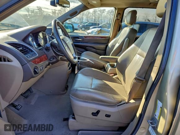 ✅ 2011 Chrysler Town & Country Touring L • VIN: 2A4RR8DG8BR614770 • Lot: 95871545. Wystawiony na Copart z przebiegiem 226 852 mil. Bezpłatny archiwum sprzedaży aukcyjnych z USA i szczegółowy raport historii pojazdu na DreamBid. Zdjęcie 7.