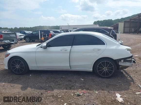 ✅ 2020 Mercedes-Benz C 300 • VIN: 55SWF8DB4LU334586 • Lot: 42886419. Wystawiony na IAAI z przebiegiem 85 788 mil. Bezpłatny archiwum sprzedaży aukcyjnych z USA i szczegółowy raport historii pojazdu na DreamBid. Zdjęcie 14.