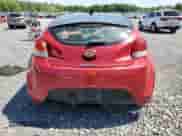 2013 Hyundai Veloster w/Gray Int z VIN KMHTC6ADXDU117233, wystawiony jako Copart lot #57247064 z przebiegiem 129 810 mil mil oraz Szkoda całkowita • Salvage title. Historia ofert i sprzedaży dostępna na DreamBid. Obrazek 6.