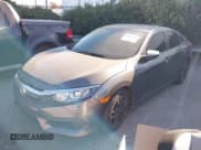 ✅ 2018 Honda Civic LX • VIN: 19XFC2F59JE202036 • Lot: 43611278. Wystawiony na IAAI z przebiegiem 134 070 mil. Bezpłatny archiwum sprzedaży aukcyjnych z USA i szczegółowy raport historii pojazdu na DreamBid. Zdjęcie 17.