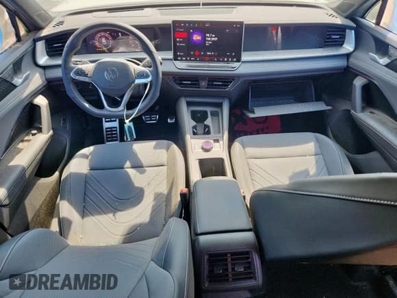 ✅ 2025 Volkswagen Tiguan SE R-Line Black • VIN: 3VVGR7RM0SM014047 • Lot: 68203595. Wystawiony na Copart z przebiegiem 1 705 mil. Bezpłatny archiwum sprzedaży aukcyjnych z USA i szczegółowy raport historii pojazdu na DreamBid. Zdjęcie 8.