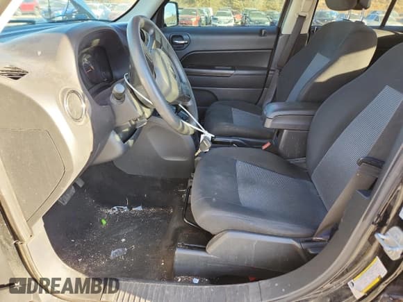 ✅ 2015 Jeep Patriot Altitude • VIN: 1C4NJRBB3FD147730 • Лот: 92120915. Опубликован ранее на Copart с пробегом 174 650 миль. Бесплатный доступ к архиву аукционных продаж из США и подробный отчёт об истории автомобиля на DreamBid. Изображение 7.