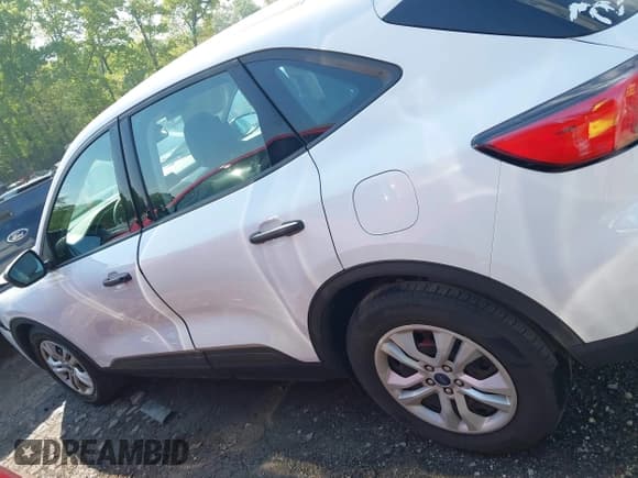 ✅ 2022 Ford Escape S • VIN: 1FMCU0F65NUA27557 • Lot: 42060587. Wystawiony na IAAI z przebiegiem 33 607 mil. Bezpłatny archiwum sprzedaży aukcyjnych z USA i szczegółowy raport historii pojazdu na DreamBid. Zdjęcie 15.