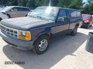 1993 Dodge Dakota S z VIN 1B7GL26X6PS235197, wystawiony jako IAAI lot #43067013 z przebiegiem 111 915 mil mil oraz . Historia ofert i sprzedaży dostępna na DreamBid. Obrazek 2.