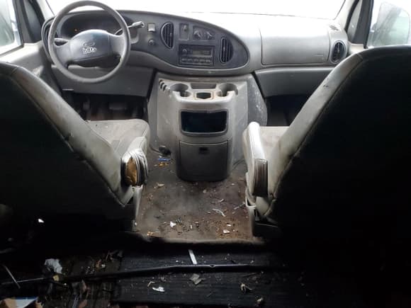 ✅ 2002 Ford Econoline Cargo • VIN: 1FTNE24262HA77300 • Lot: 88213135. Wystawiony na Copart z przebiegiem 171 829 mil. Bezpłatny archiwum sprzedaży aukcyjnych z USA i szczegółowy raport historii pojazdu na DreamBid. Zdjęcie 8.