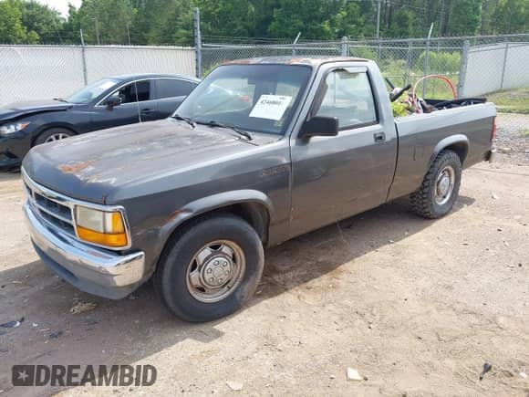 1992 Dodge Dakota z VIN 1B7FL26X0NS508319, wystawiony jako IAAI lot #42468014 z przebiegiem 195 683 mil mil oraz . Historia ofert i sprzedaży dostępna na DreamBid. Obrazek 2.
