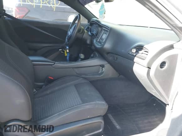 ✅ 2017 Dodge Challenger SXT Plus • VIN: 2C3CDZAG7HH554956 • Lot: 43399319. Wystawiony na IAAI z przebiegiem 150 288 mil mil. Skorzystaj z bezpłatnego archiwum sprzedaży aukcyjnych z USA i zobacz szczegółowy raport historii pojazdu na DreamBid. Zdjęcie 5.