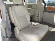 ✅ 2010 Chrysler Town & Country Limited • VIN: 2A4RR7DX5AR321935 • Lot: 42350979. Wystawiony na IAAI z przebiegiem 109 607 mil. Bezpłatny archiwum sprzedaży aukcyjnych z USA i szczegółowy raport historii pojazdu na DreamBid. Zdjęcie 8.