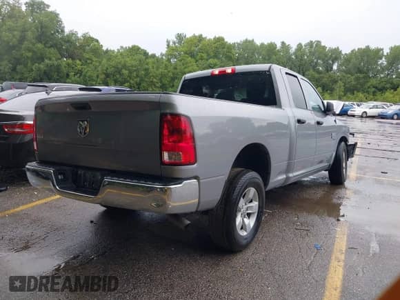 2024 Ram 1500 SLT z VIN 1C6RR6GG7RS122639, wystawiony jako IAAI lot #42777473 z przebiegiem 46 397 mil mil oraz . Historia ofert i sprzedaży dostępna na DreamBid. Obrazek 4.