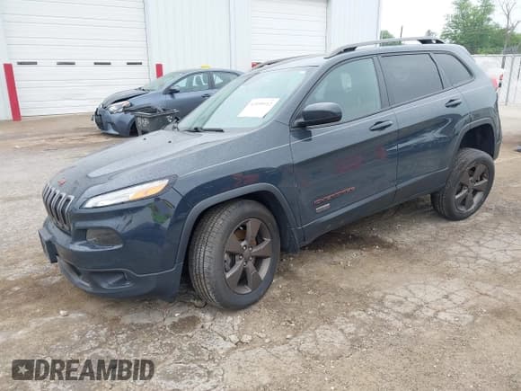 ✅ 2017 Jeep Cherokee Latitude • VIN: 1C4PJMCS7HW571395 • Lot: 42499112. Listed on IAAI with 117,585 mi. Free auction sales archive from the USA and detailed vehicle history report at DreamBid. Image 2.