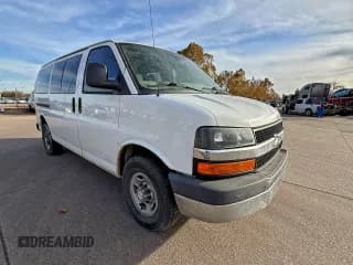 ✅ 2017 Chevrolet Express Passenger LT • VIN: 1GAZGMFG7H1180817 • Lot: 96588655. Wystawiony na Copart z przebiegiem 195 081 mil. Bezpłatny archiwum sprzedaży aukcyjnych z USA i szczegółowy raport historii pojazdu na DreamBid. Zdjęcie 1.