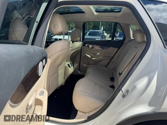 ✅ 2018 Mercedes-Benz GLC 300 • VIN: WDC0G4KB4JV044129 • Lot: 71303885. Wystawiony na Copart z przebiegiem 151 494 mil. Bezpłatny archiwum sprzedaży aukcyjnych z USA i szczegółowy raport historii pojazdu na DreamBid. Zdjęcie 7.