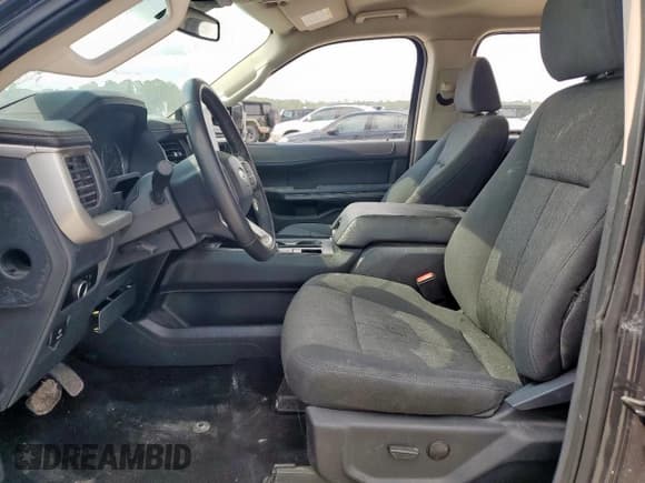 ✅ 2024 Ford Expedition XLT • VIN: 1FMJU1H8XREA54264 • Lot: 68925295. Wystawiony na Copart z przebiegiem 18 141 mil. Bezpłatny archiwum sprzedaży aukcyjnych z USA i szczegółowy raport historii pojazdu na DreamBid. Zdjęcie 7.