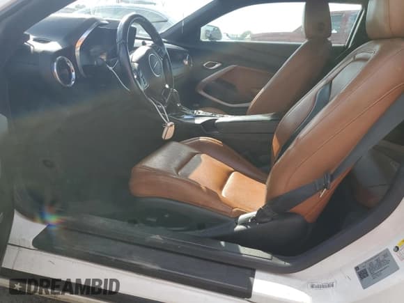 ✅ 2019 Chevrolet Camaro 2LT • VIN: 1G1FD1RX3K0147672 • Lot: 74310974. Wystawiony na Copart z przebiegiem 137 752 mil. Bezpłatny archiwum sprzedaży aukcyjnych z USA i szczegółowy raport historii pojazdu na DreamBid. Zdjęcie 7.