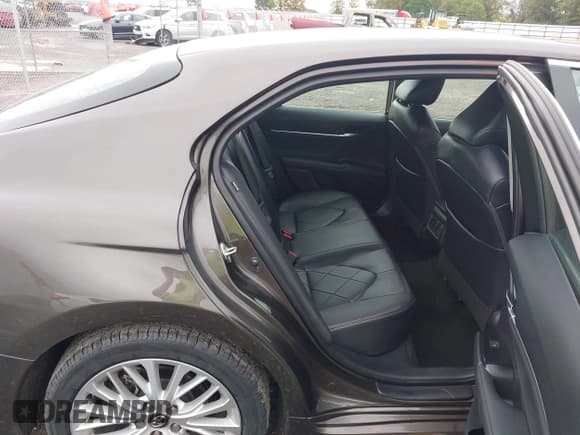 ✅ 2018 Toyota Camry LE • VIN: 4T1B11HK3JU021481 • Лот: 43082624. Опубликован ранее на IAAI с пробегом 46 951 миль. Бесплатный доступ к архиву аукционных продаж из США и подробный отчёт об истории автомобиля на DreamBid. Изображение 8.